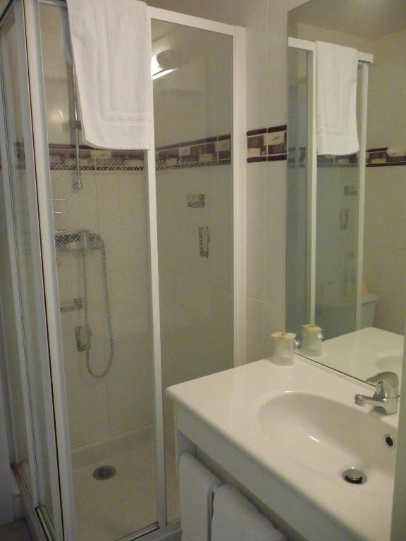 Hotel Les Tilleuls De Pareloup A Salles-Curan ห้อง รูปภาพ